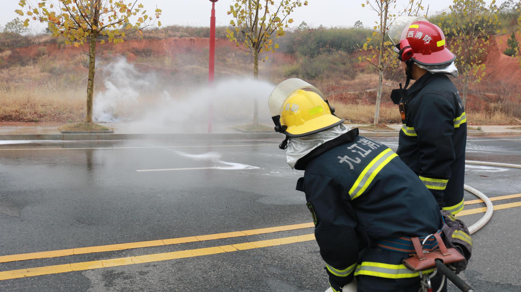 九江共青城  低压电缆突发起火 消防指战员紧急处置