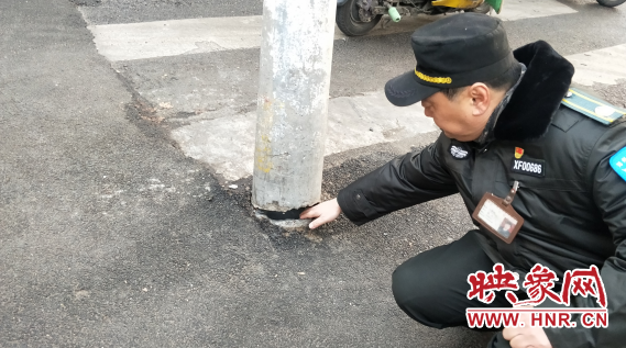 郑州街头一线杆断裂电缆低垂 工作人员称将立刻通知相关单位