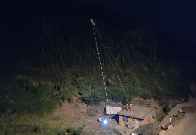 险！电施工发生意外，贵州一工人命悬40米高空！所幸的是…