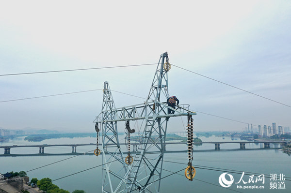 襄阳中心城区拆除跨江高压电 服役52年跨汉江高压线正式退役