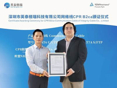 TUV莱茵太阳能与商业产品服务副总经理李景云（右）代表TUV莱茵颁发CE-CPR证书，英泰格总经理吴湘宏接收证书。